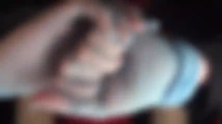 La señora vivian es famosa por sus medias brillantes. Disfruta de tu fetiche por las medias brillantes, adora mis piernas, pies y culo acariciados con guantes de nailon azul, un consolador recubierto de nailon y sexo con arnés.