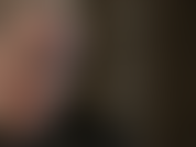 Máscara de nailon color bronce brillante: si ese es tu fetiche, disfruta de una amante con una máscara de pantimedias brillantes.