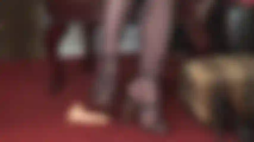 Dominación de pies, sandalias, pisoteo: tu mayor deseo es que abusen de tu pene flácido de esclava. Aplastada bajo los tacones altos de la ama vivian, pisoteada, pisoteada y azotada con su fusta.