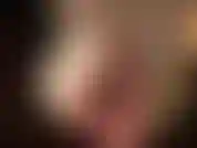 De cerca y en persona con los pies descalzos de la señora vivian. Tan cerca que casi puedes saborearlos.