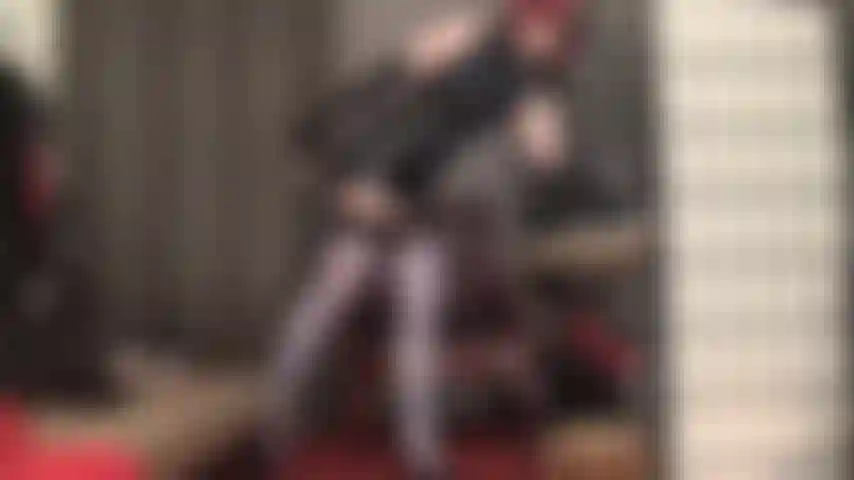 Medias azules y dominación con strap-on, tan sensual como empezó... Va a ser duro. Ama necesita que le cuiden la polla. Tu boca de zorra es perfecta.