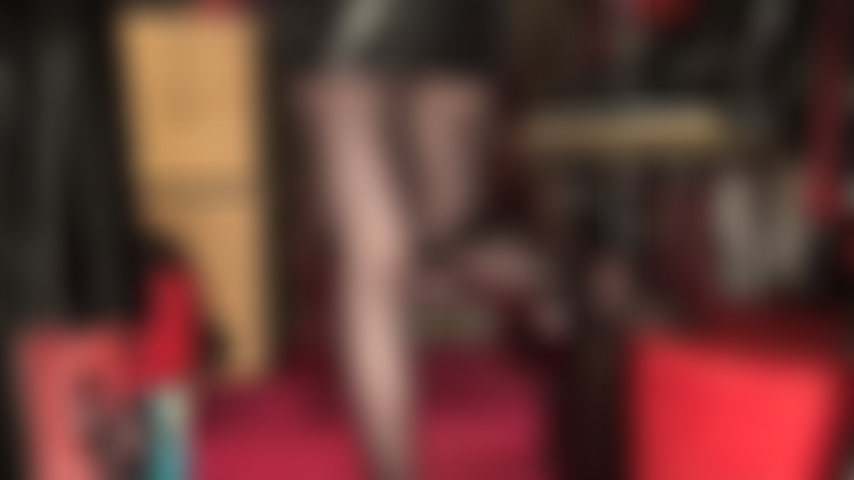 Provocada por piernas y pies en pantimedias negras: la amante frota tu polla de esclavo por todas sus largas y sexys piernas de nailon.