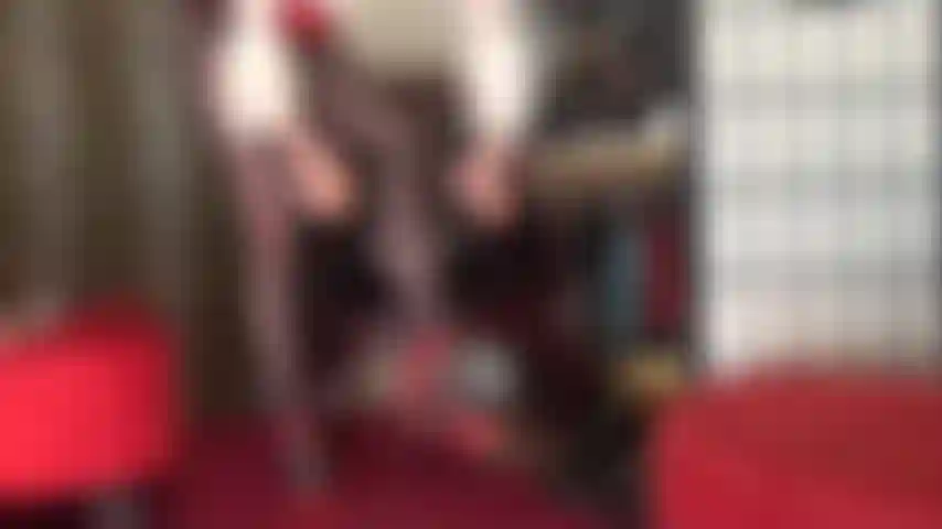 Diversión con consolador chorreante: la amante vivian se pone su consolador chorreante para alimentarte con una sabrosa carga de semen.