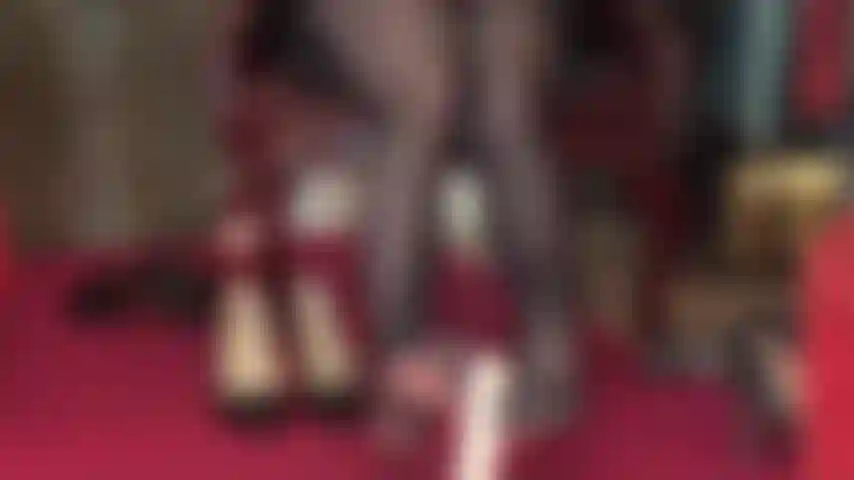 Footjob en pantimedias negras con punteras reforzadas sobre consolador blanco sin circuncidar.