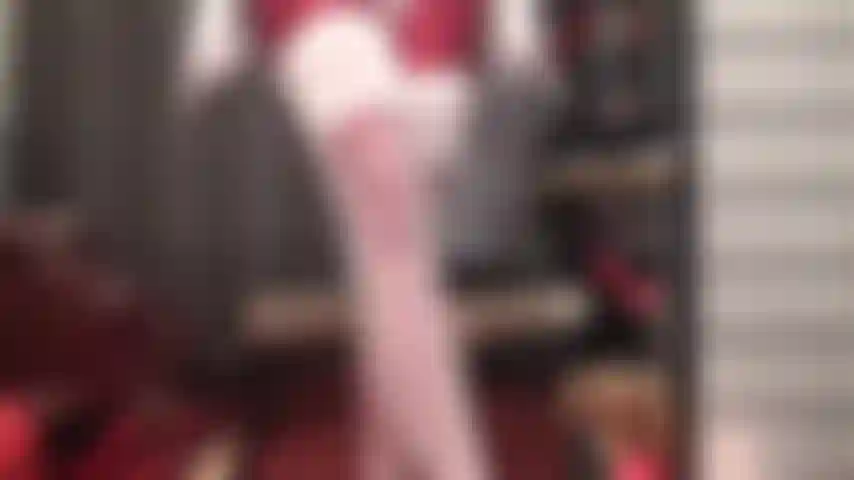 Te convertirás en la pequeña marioneta de tu amante con estas medias de encaje blanco sedoso sobre medias de spandex rojo brillante, guantes de satén blanco y tacones de aguja rojos.