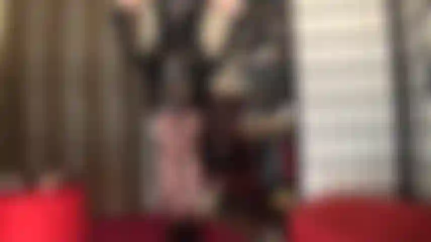 Adoración de culo en medias negras con costura y desnudo - vestido de pvc negro brillante, adoración de culo y vistas de upskirt en medias negras con costura y culo desnudo en bragas rojas.