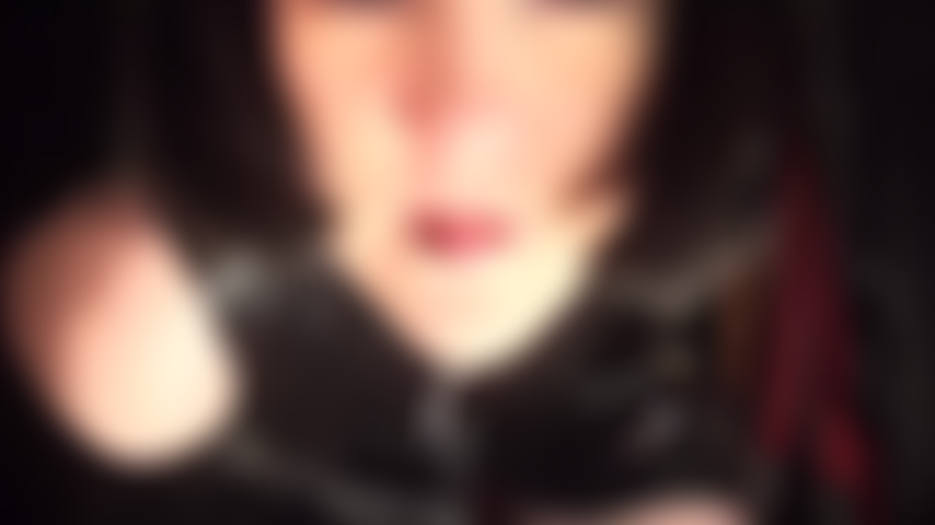 Bbc enorme, juego de saliva y fetiche de pvc con guantes de cuero, adoración de culo: la amante vivian sacude su enorme polla negra mientras te alimenta con su deliciosa saliva y te permite adorasr su culo perfecto.