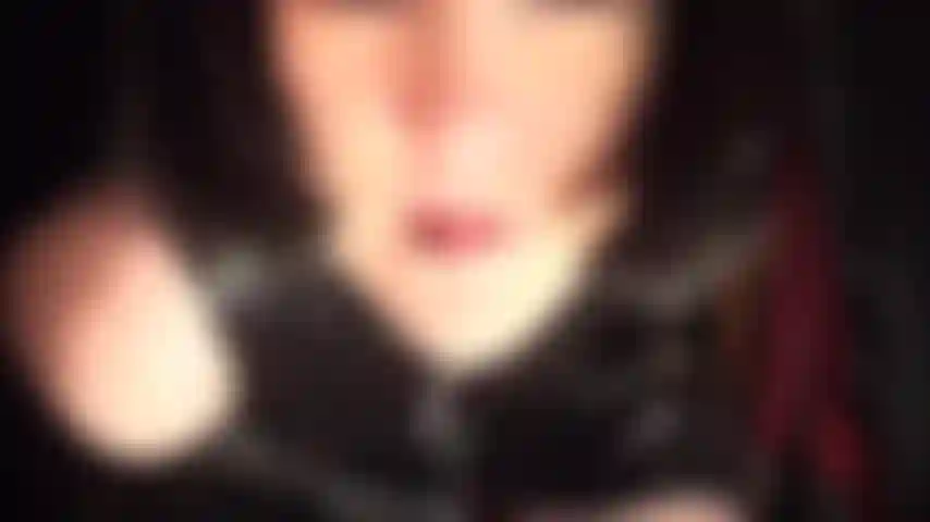 Bbc enorme, juego de saliva y fetiche de pvc con guantes de cuero, adoración de culo: la amante vivian sacude su enorme polla negra mientras te alimenta con su deliciosa saliva y te permite adorasr su culo perfecto.