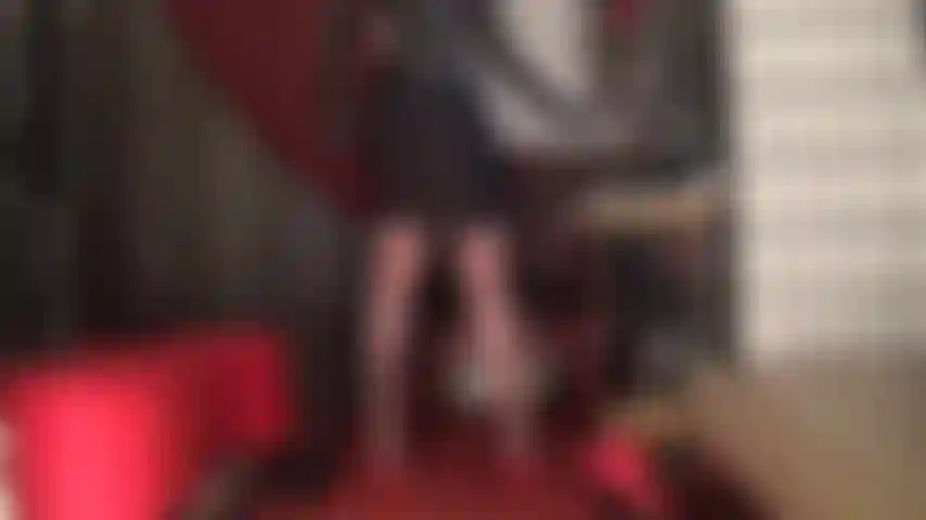 Pareces tener hambre de polla; te encanta la polla blanca y gorda de mi ama. Hay un bulto enorme bajo su falda que te hace babear al instante. Es tan tentador cuando cuelga entre sus piernas y justo delante de tu cara.