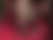 Me inclino a los pies de mi ama, vestida con medias sedosas, transparentes y brillantes con costuras y zapatos de charol relucientes.