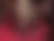 Me inclino a los pies de mi ama, vestida con medias sedosas, transparentes y brillantes con costuras y zapatos de charol relucientes.