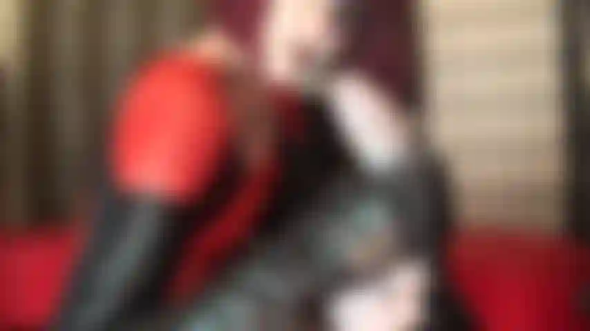 Paja con guantes de cuero: una dominatrix vestida de cuero es tu mayor debilidad y envuelve tu polla con sus manos enguantadas...