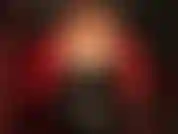 Completamente vestida de pvc rojo y negro brillante.