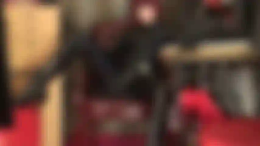 Adoración al látex, masturbación con guantes. Mi ama lleva un mono de látex negro muy sexy. Inhala la goma mientras te acaricia la polla con guantes.