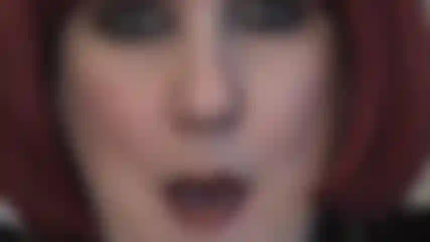 Contacto visual fascinante y caricias con la lengua; eres débil ante los ojos penetrantes y la lengua sexy de la amante.