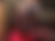 Mastúrbate con mis medias de nailon y mis medias negras con costura. Mejor aún, desliza tu polla de esclava cubierta de nailon entre mis pies y deja que mis manos y pies expertos la ordeñen. Cuenta regresiva para el semen incluida.