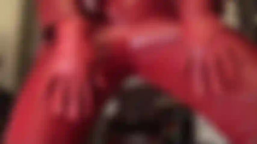 Te encanta el cuero rojo? - Mi ama adora el aspecto y la textura del cuero. En este vídeo, tu diosa del cuero se viste completamente de cuero rojo: pantalones, botas altas por encima de la rodilla, blazer y guantes cortos. Incluye adoración anal, juegos con saliva y masturbación con guantes.