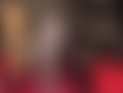 Mis pies en medias grises brillantes se frotan lentamente...