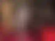 Mis pies en medias grises brillantes se frotan lentamente...