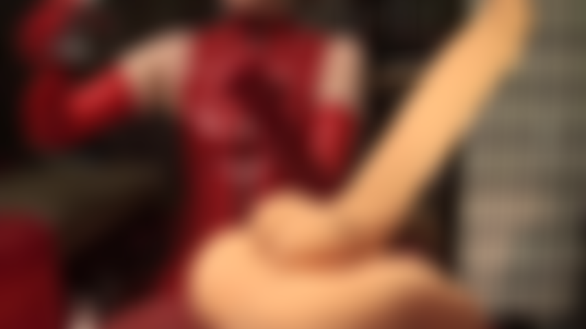 Masaje de próstata y ordeño de pollas: estos dedos de látex rojo se deslizan dentro de tu culo mientras la amante vivian acaricia tu polla.