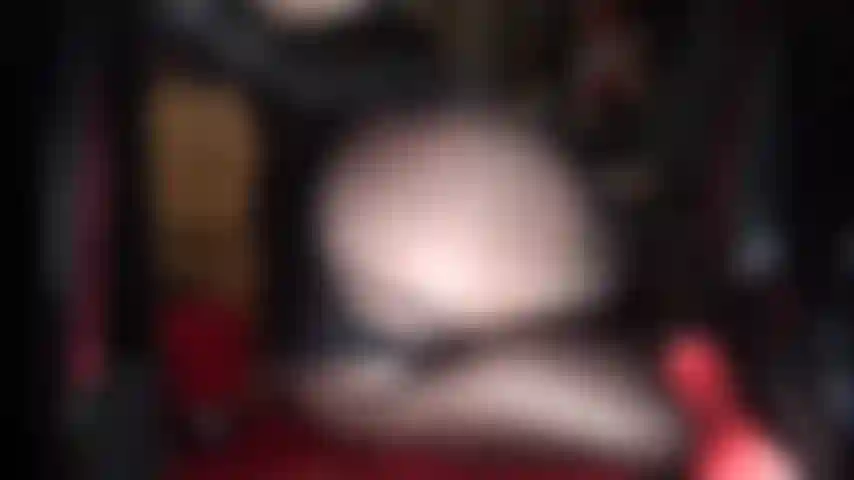 Facesitting, tacones de suela roja, pantimedias y consolador: la amante vivian te hace adorar su culo en pantimedias, sentada en la parte trasera de sus tacones mientras te drena las bolas con tu polla atrapada en el medio.