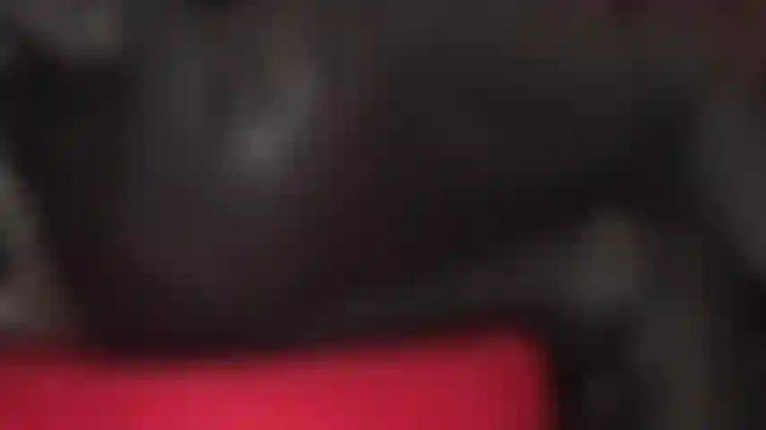 Acaríciate el culo de tu amante vestido de cuero con pantalones de cuero negro.