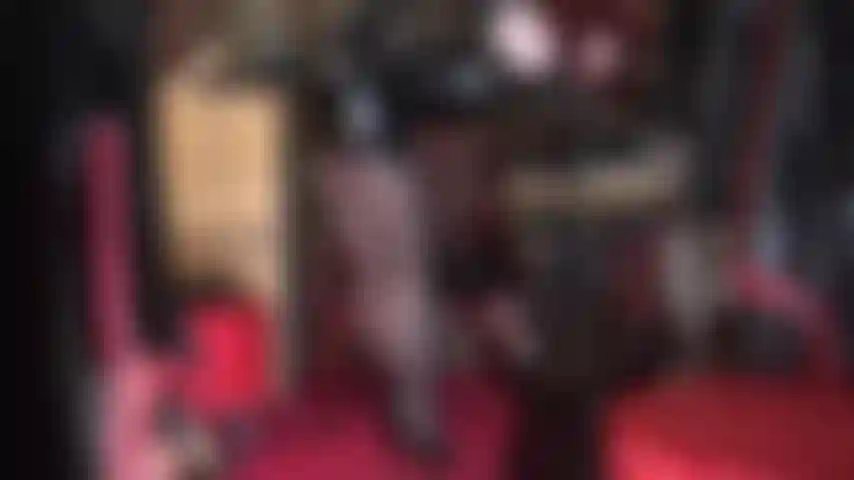 Amante vestida de vinilo y cuero que te provoca con sus pezones y su polla palpitante con saliva en guantes de cuero.