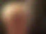 Los suaves guantes de lycra de la ama están sobre un consolador negro mientras puedes admirar su maravilloso trasero redondo y sus muslos en pantimedias muy brillantes.