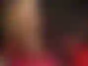 Culo y piernas en medias brillantes y tacones altos.