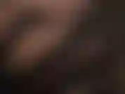 Rostro en primer plano, lápiz labial rojo brillante, guantes de satén negro.