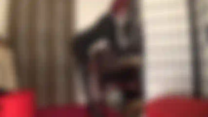 Cuero y piel: adoro a mi ama vistiendo capas de traje de spandex, falda de cuero, botas, guantes y abrigo de piel.