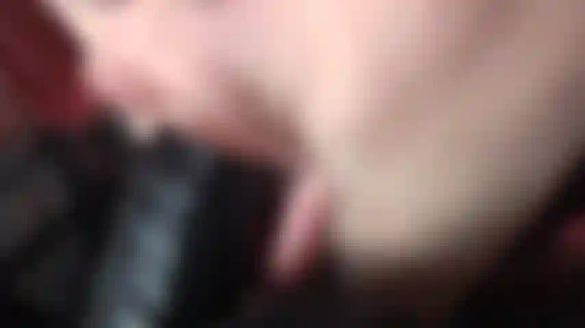 Intenso fetiche por los guantes de cuero: en mi boca, en tu boca... Adónde irán? Deliciosos dedos de cuero juegan contigo.