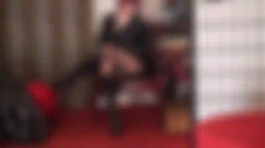 Las vistas de este maravilloso atuendo negro son simplemente hipnotizantes... Botas de tacón de aguja brillantes, medias con costura, guantes... Cumplo todos tus requisitos. No puedes evitar arrodillarte y adorar.