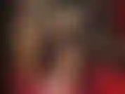 La señora vivian, con medias brillantes, minifalda negra de látex y sexys tacones blancos. Todo es extra brillante y súper ajustado y corto.