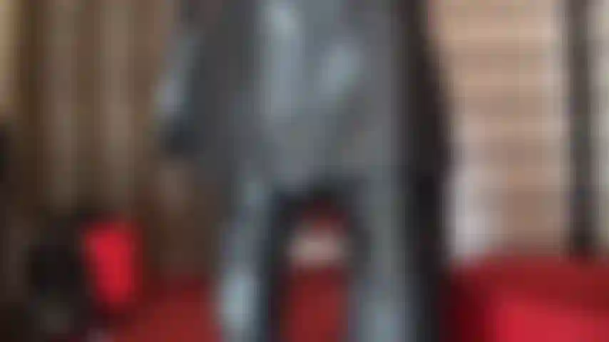 Adicta a las amantes vestidas de cuero: anhelas sentir estos maravillosos guantes de cuero en la polla de tu esclava, una paliza completa o incluso el más mínimo toque...