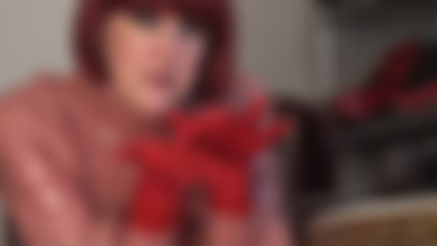 Juego de saliva con guantes de goma rojos (los guantes de látex son tu mayor fetiche), deseas lamer no solo la saliva de la amante de estos dedos de látex, sino que también hará que te corras en ellos y limpies el sabroso desastre con tu lengua.