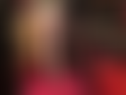 Pies desnudos sensuales y piernas provocativas usando peeptoes.