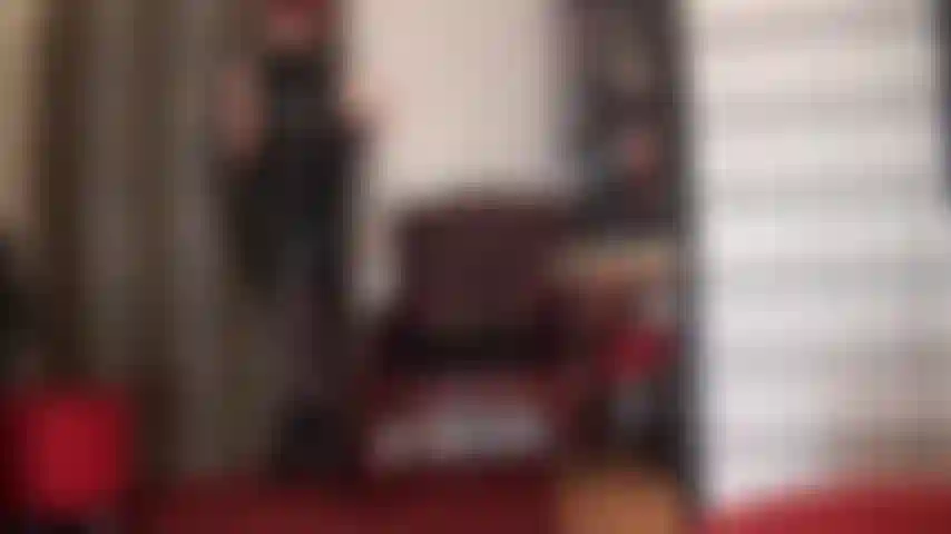 Imagínate toda atada ante tu diosa mientras te provocas con este brillante traje de pvc, con guantes extra largos y brillantes y pantimedias a rayas.