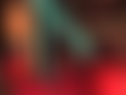 Pies sexys en medias negras transparentes y pantalones de satén azul brillante.