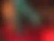 Pies sexys en medias negras transparentes y pantalones de satén azul brillante.