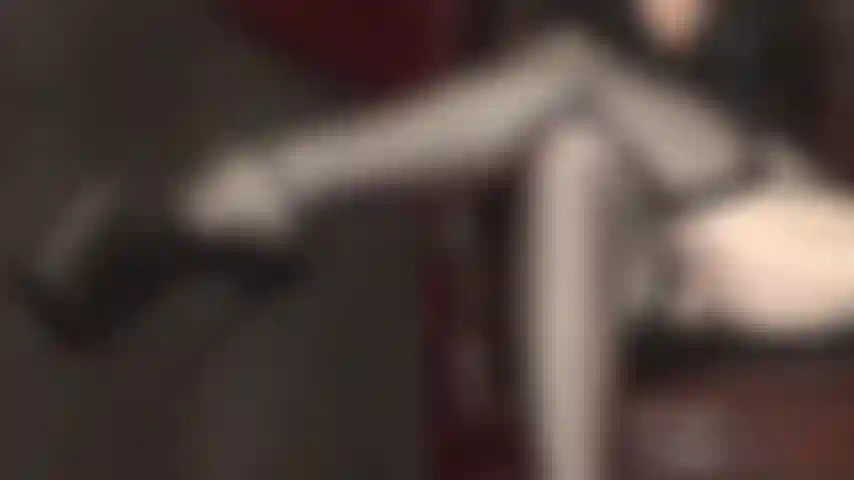 Fetiche de piernas con medias cruzadas: ver tus piernas de diosa de nailon en medias de liga negras con costuras transparentes y tacones de plataforma altos te debilita las rodillas.