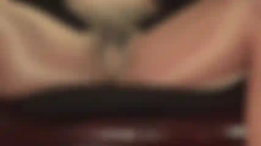 Findom, atrapada entre mis muslos de medias extra brillantes... Sé dónde te gustaría tener la cabeza, justo entre mis muslos de nailon... Respirando hondo. Pagas caro este privilegio.