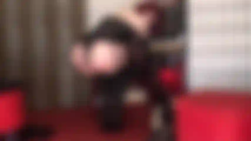 Facesitting en este atuendo caliente de medias, ligas, corsé de cuero, botas hasta el muslo y guantes largos de cuero... Imagina este increíble culo desnudo bajado sobre tu cara mientras la amante abre sus nalgas.