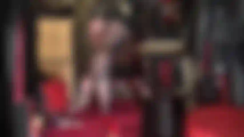 Adoro mi culo y mis pies con medias negras con costura. La amante te señala con su pie de nailon, la costura roja recorre todo el camino hasta sus piernas hasta su maravilloso culo, arrodillada sobre la parte trasera de sus talones...