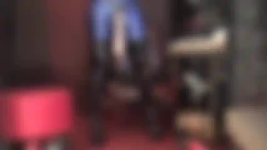 Amante de las botas y adoración del strap-on - estas altas y brillantes botas y la gruesa polla de la ama merecen toda tu atención. (Femdom, overknees, botas de charol, spandex, strapon, adoración de la polla, botas de stiletto, pvc).