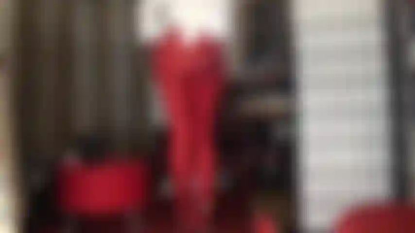 Las piernas y el trasero de mi ama son increíbles con cualquier prenda ajustada, como leggings rojos de licra y las brillantes medias doradas debajo. Disfruta masturbándote con esto!