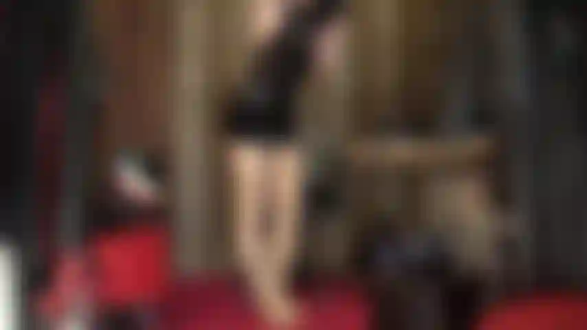 Intenso fetiche de látex con guantes largos, capucha de goma y capas de pantimedias brillantes, provocación con faldas y adoración de máscara de látex.