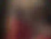 Pegging con enormes strap-ons blancos y negros en pantalones de satén rojo brillante - la amante alimenta enormes pollas a sus putas.