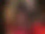 Un enorme strap-on blanco. Adoro el enorme bulto de la polla de mi ama con una minifalda ajustada. Te veo babear al ver este hermoso trozo de carne colgando entre mis piernas mientras me besas el trasero.