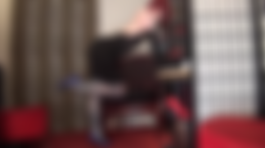 Piernas de nailon y pies en medias brillantes de color azul grisáceo y ligas sobre pantimedias color piel brillante.